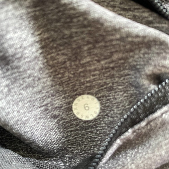 Lululemon Speed Up  Luxtreme 7/8 Tight Legging in Heathered Black, Size 6 - Picture 5 of 14